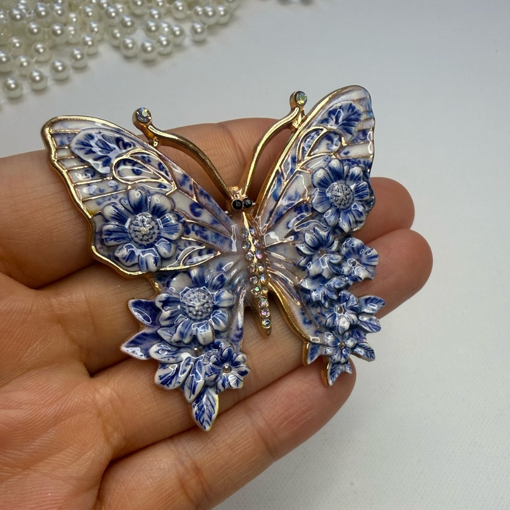 Elegant Blue and Gold Butterfly Brooch - Picture 4 of 5